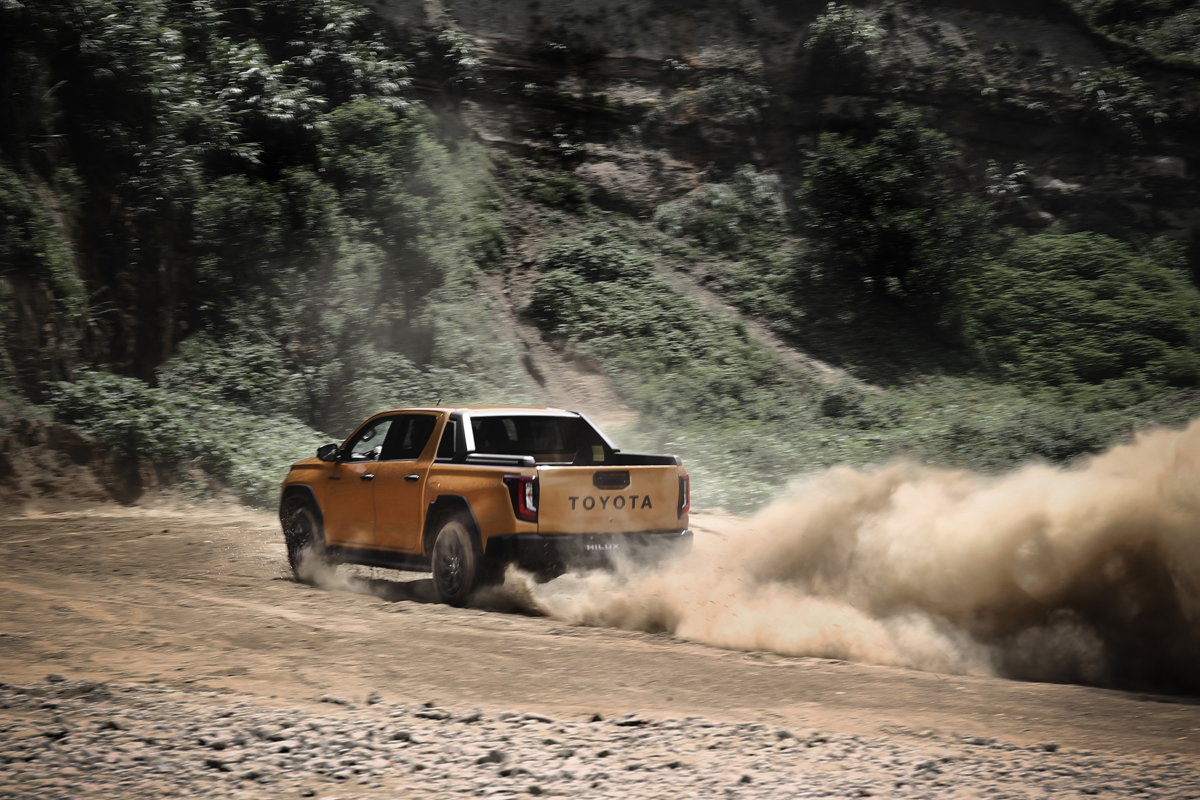 Hilux 29度進入角、25度離去角及312mm離地高度和700mm涉水深度,已能應付多數崎嶇道路。