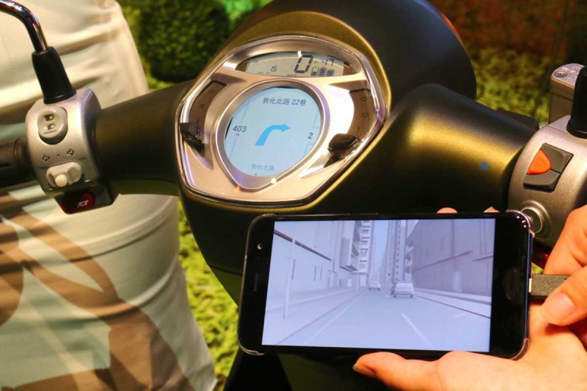 「Kymco Noodoe車聯網」能顯示導航、時間、天氣等資訊。