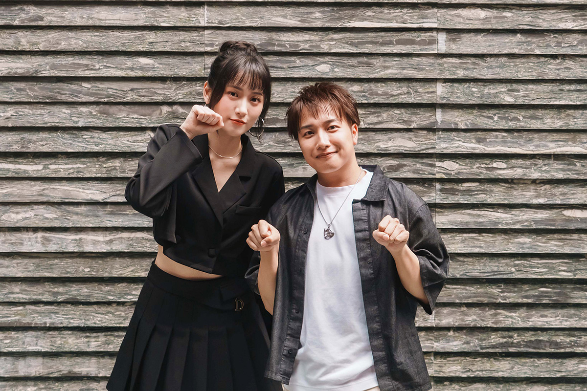 【車勢星聞】《回來找你是真的》葛宸羽（左）與日本歌手AKKUN（阿坤）合作演出，雖有語言隔閡，仍透過肢體互動迅速建立默契。（圖／結果娛樂提供）