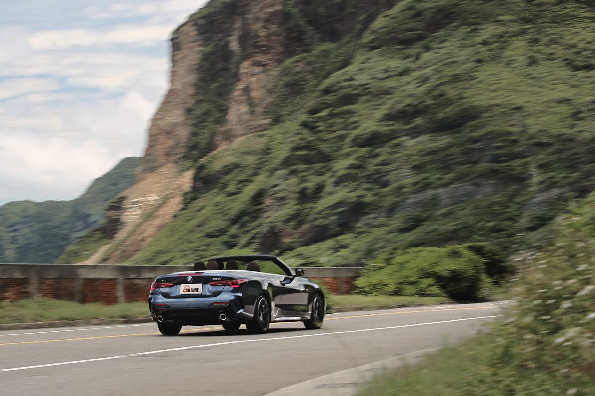 245hp/40.8kgm最大動力與6.3秒和0～100km/h加速，430i xDrive Convertible M Sport要開快也是很容易。