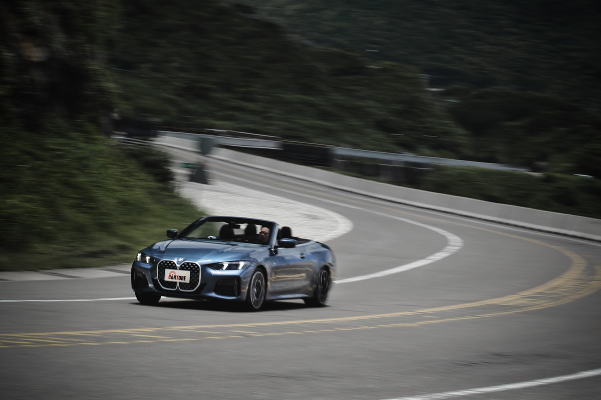 430i Convertible原本於彎中就相當安定，而新年式最大變革就是配置xDrive四輪驅動系統。