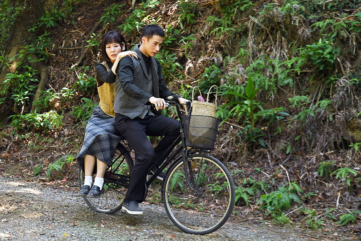 【車勢星聞】《寶島西米樂》盧彥澤、何宜珊腳踏車失控戲摔落山坡。（圖：台視提供）