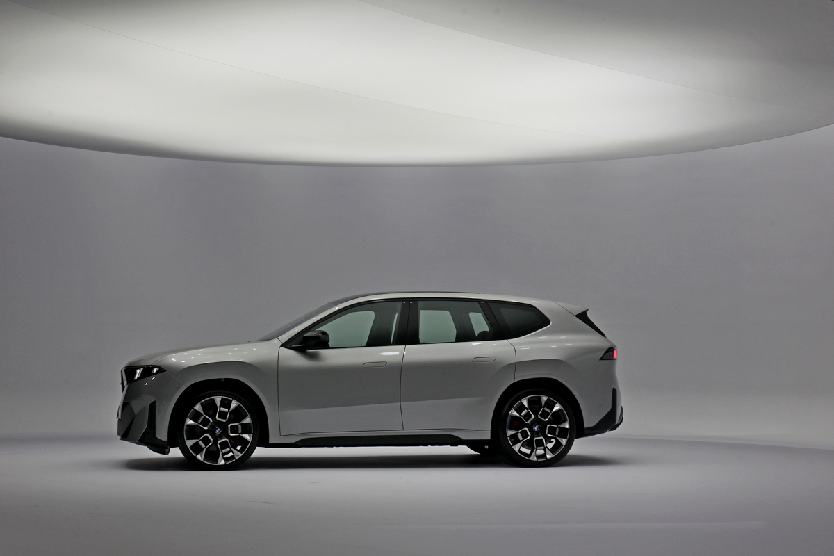 Neue Klasse設計語彙以簡約滑順的筆觸刻劃輪廓，車身尺碼為4,782mm×1,895mm×1,635mm、2,897mm軸距。