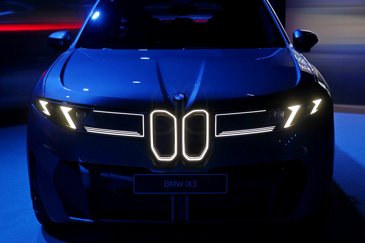 車頭採用極簡設計語彙和向BMW 1500致敬打造全新水箱護罩，搭配M Sport套件勾勒出極具運動氣勢和未來樣貌。