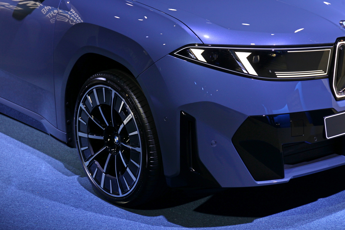 iX3 40 M Sport配備20吋輪圈，iX3 50 xDrive M Sport則為21吋。 圖說12=廠徽也換上新的設計。