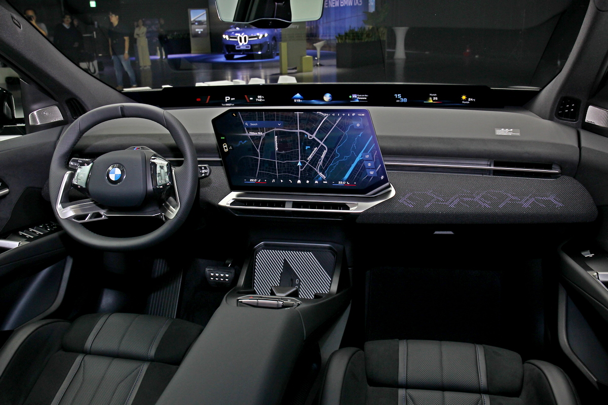 iX3座艙最醒目莫過於多邊形17.9吋中控螢幕與貫穿前擋的BMW Panoramic Vision全視域顯示系統。