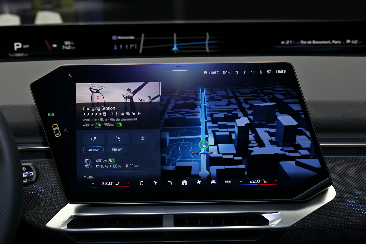 中控螢幕採Operating System X系統，左側有提供快捷功能。