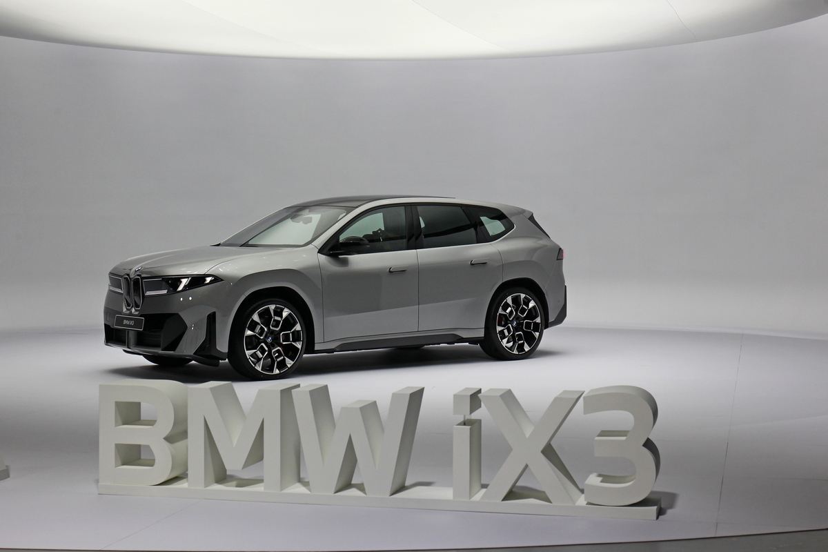 iX3 40 M Sport配置後軸電動馬達，具有320ps/51kgm最大輸出，86.9kWh電池擁有637公里續航里程。iX3 50 xDrive M Sport雙馬達，擁有469ps/65.8kgm動力，113.4kWh電池、續航805公里。