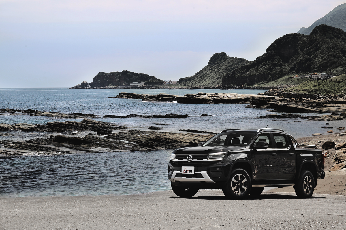 Amarok Style外觀採霧銀下護飾板，車側踏板、後保險桿採鍍鉻銀處理。