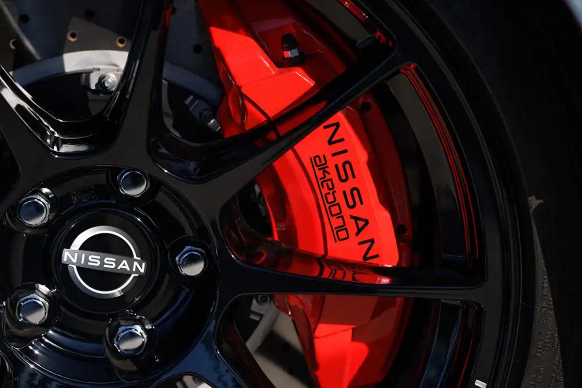 鮮紅色卡鉗用於Z Nismo車型，其380mm碟盤也比Z Performance大。