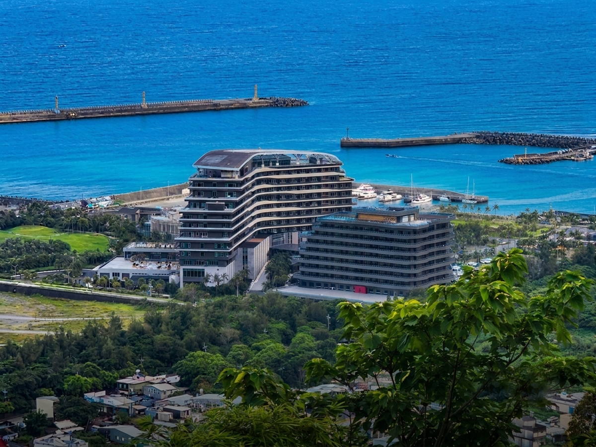 凱渡廣場酒店位於烏石港區，朝山向海都極為方便。
