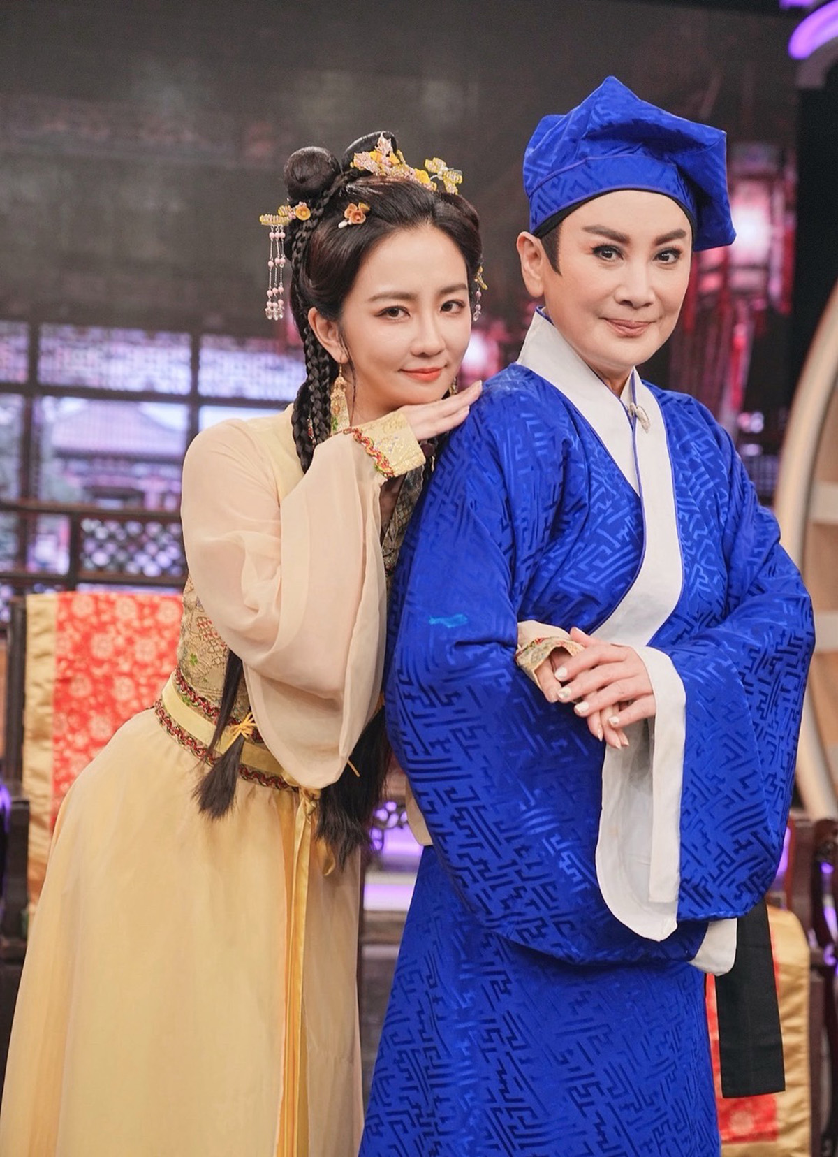 【車勢星聞】古裝劇中陳亞蘭派出偶像劇女神周曉涵(左)飾演的「秋香」施展美人計。(照片：華視提供)