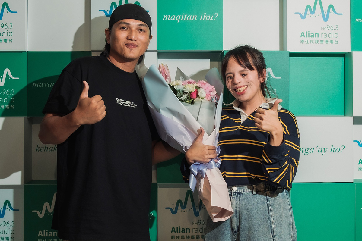 【車勢星聞】原廣台節目《kilux嘿！那個音樂》主持人Upah小宇(曾宇辰-右) 與Tey Lung Jiru方聖傑(左)陪伴Alain大明星參賽選手在一次次錄音、講評與挑戰中，逐步找到屬於自己的聲音。(照片:原文會提供)