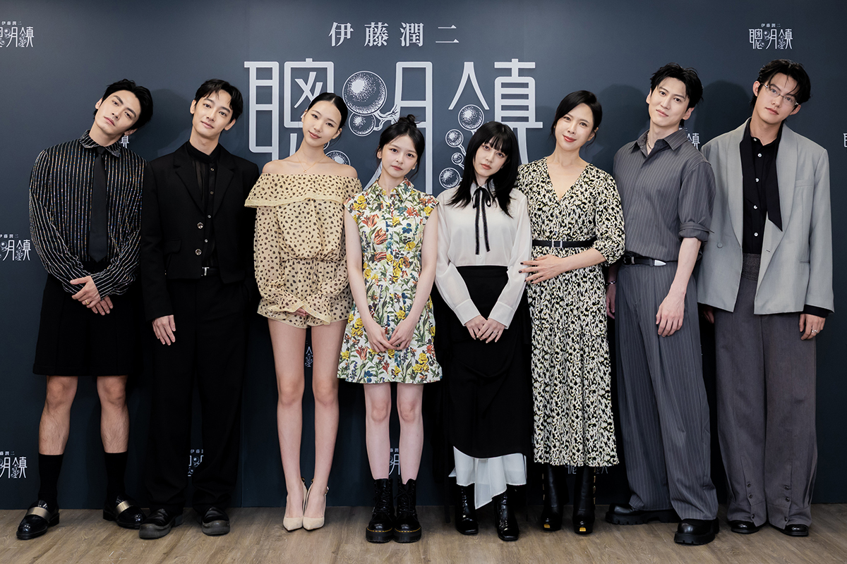 【車勢星聞】《聰明鎮》主演孫沁岳（右起）、余杰恩、天心、鄭煒齡、陳姸霏、許曦文、劉修甫、宋柏緯全員重現戲中歪頭詭異感。（圖：奇蹟映畫所提供） 