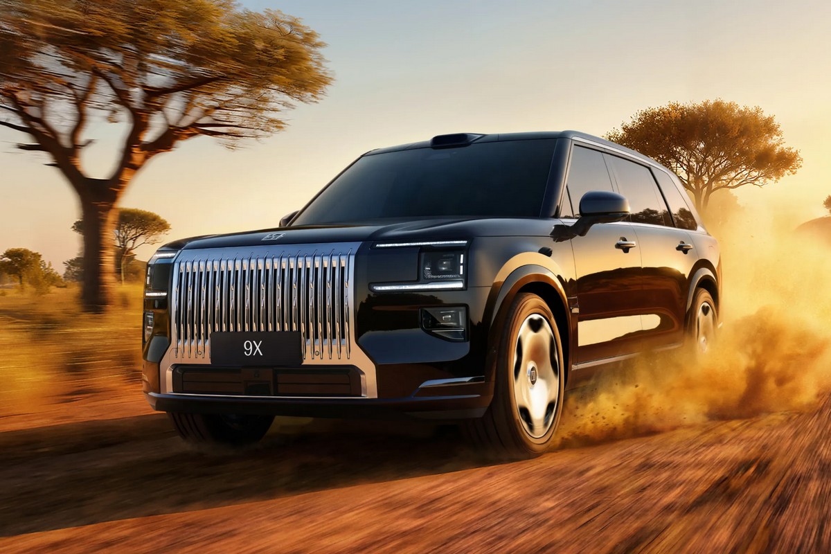 Zeekr 9X自駕車國，但當進入哈薩克時車輛系統就將手套箱、油箱/充電蓋上鎖，最後求助原廠解決，但這已是30小時後的事了。