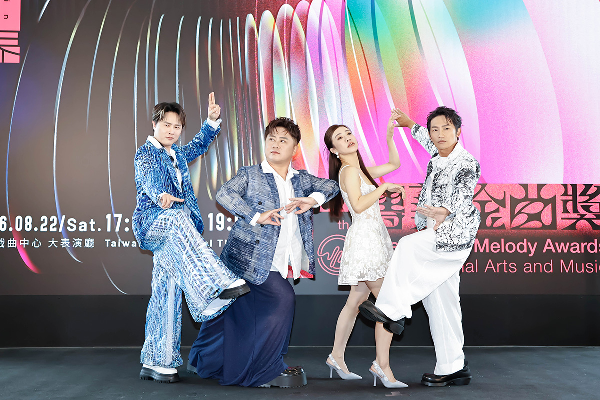 【車勢星聞】傳藝金曲獎／典禮主持人蔡昌憲、江宇婷，以及「傳藝大道」主持兄弟檔陳孟賢、陳昭瑋首度合體，四人一登場便笑料不斷，從出場方式一路鬥嘴到才藝較勁。(照片:三立提供)