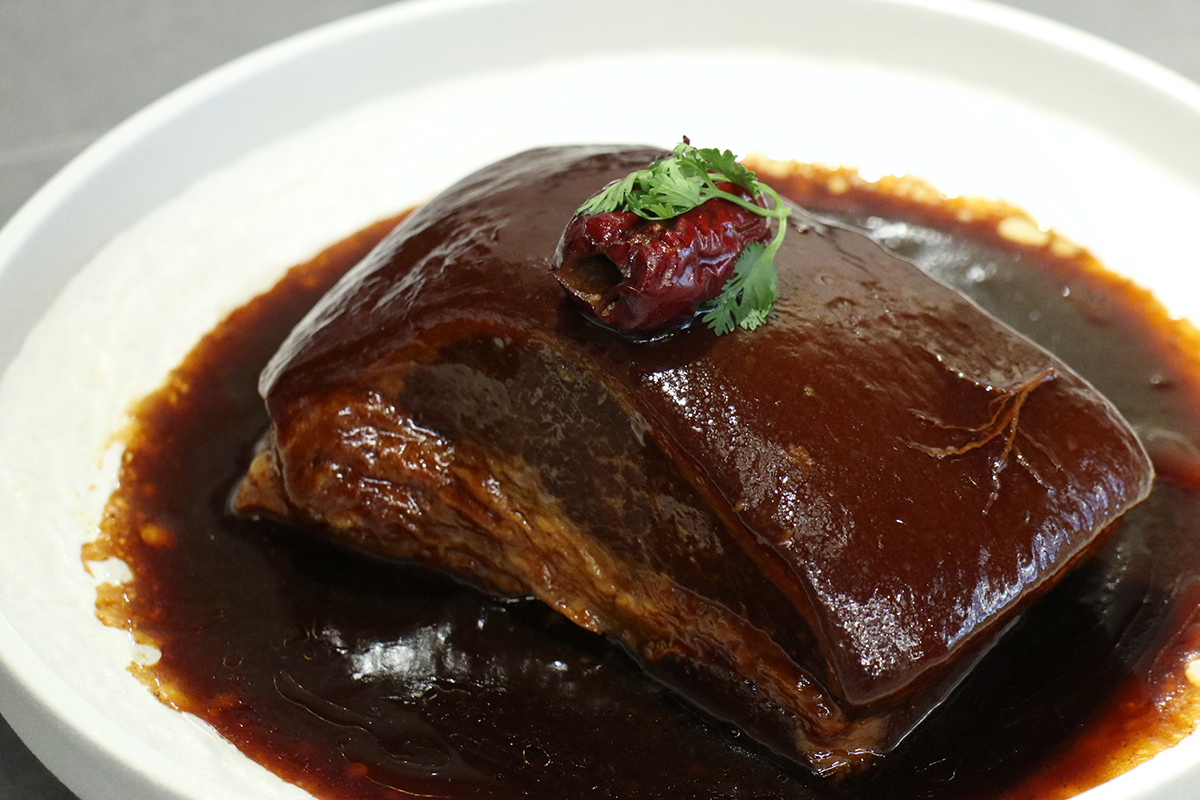 四味軒招牌「蜜棗煨肉」延續台灣南部封肉的古早風味。（示意圖）