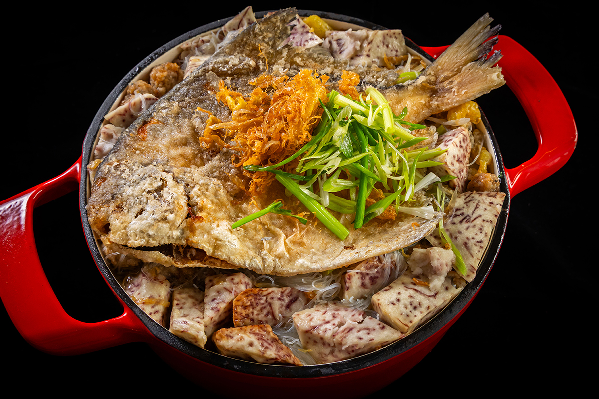 四味軒經典台菜「鯧魚米粉湯」豪邁加入整隻鯧魚。（示意圖：品牌提供）