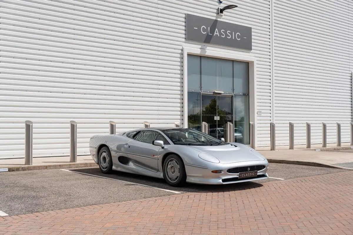  有輛內外極新、里程僅4,200公里的Jaguar XJ220要出售 