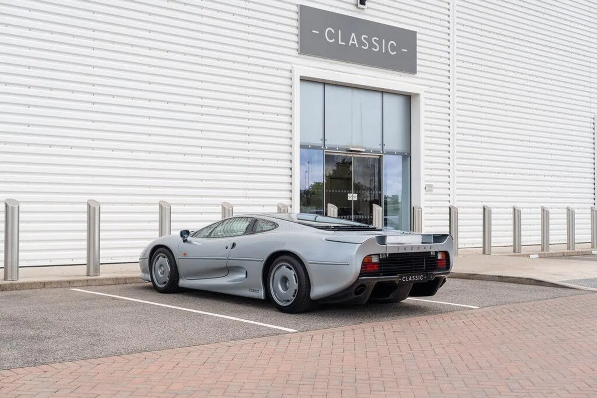 Pistonheads網站有輛Jaguar XJ220要出售。