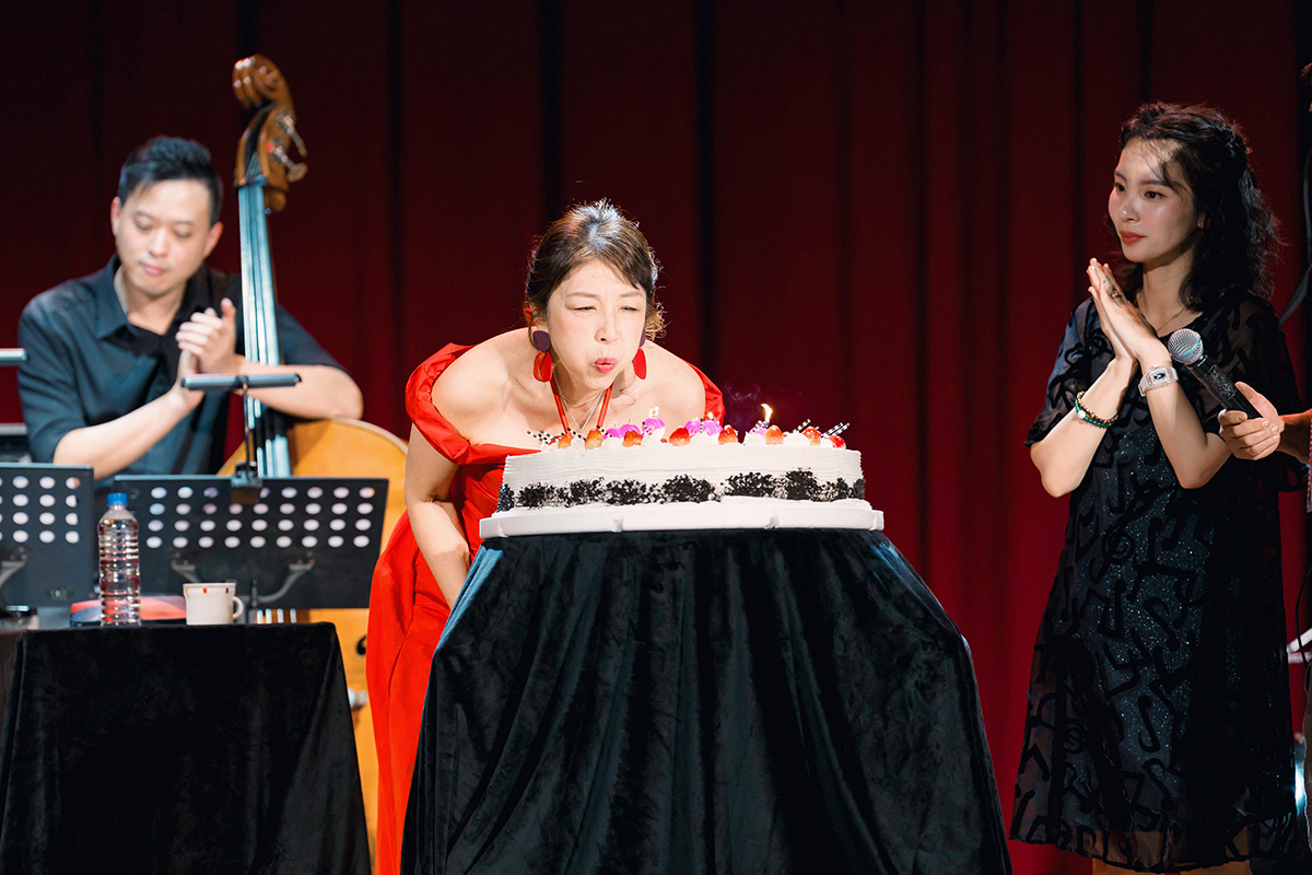 【車勢星聞】適逢生日週演出，主辦單位好滿意音樂也特別準備巨型生日蛋糕，全場歌迷齊聲獻唱生日快樂歌。(照片提供：好滿意音樂)