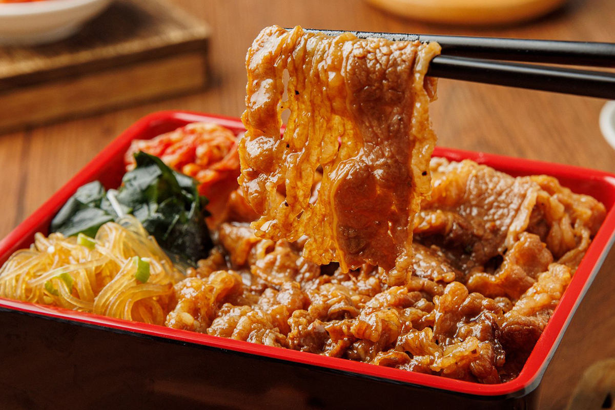 日本燒肉丼「山牛將」台灣2號店開幕連兩天滿300送300。（示意圖：品牌提供）