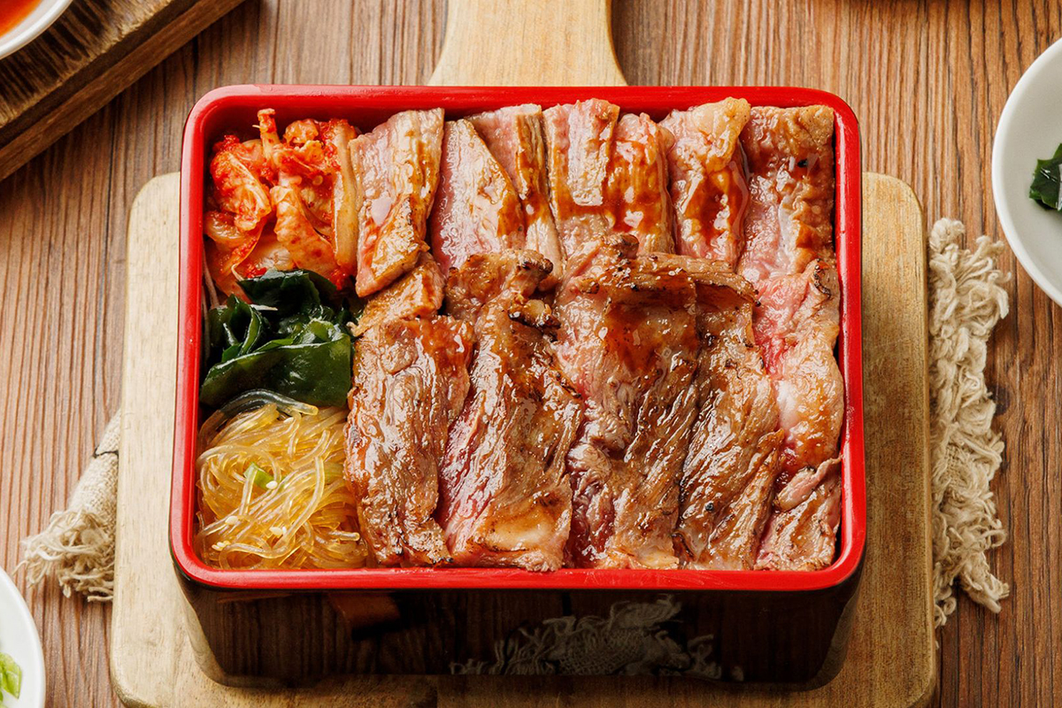 日本燒肉丼「山牛將」台灣2號店開幕連兩天滿300送300。（示意圖：品牌提供）