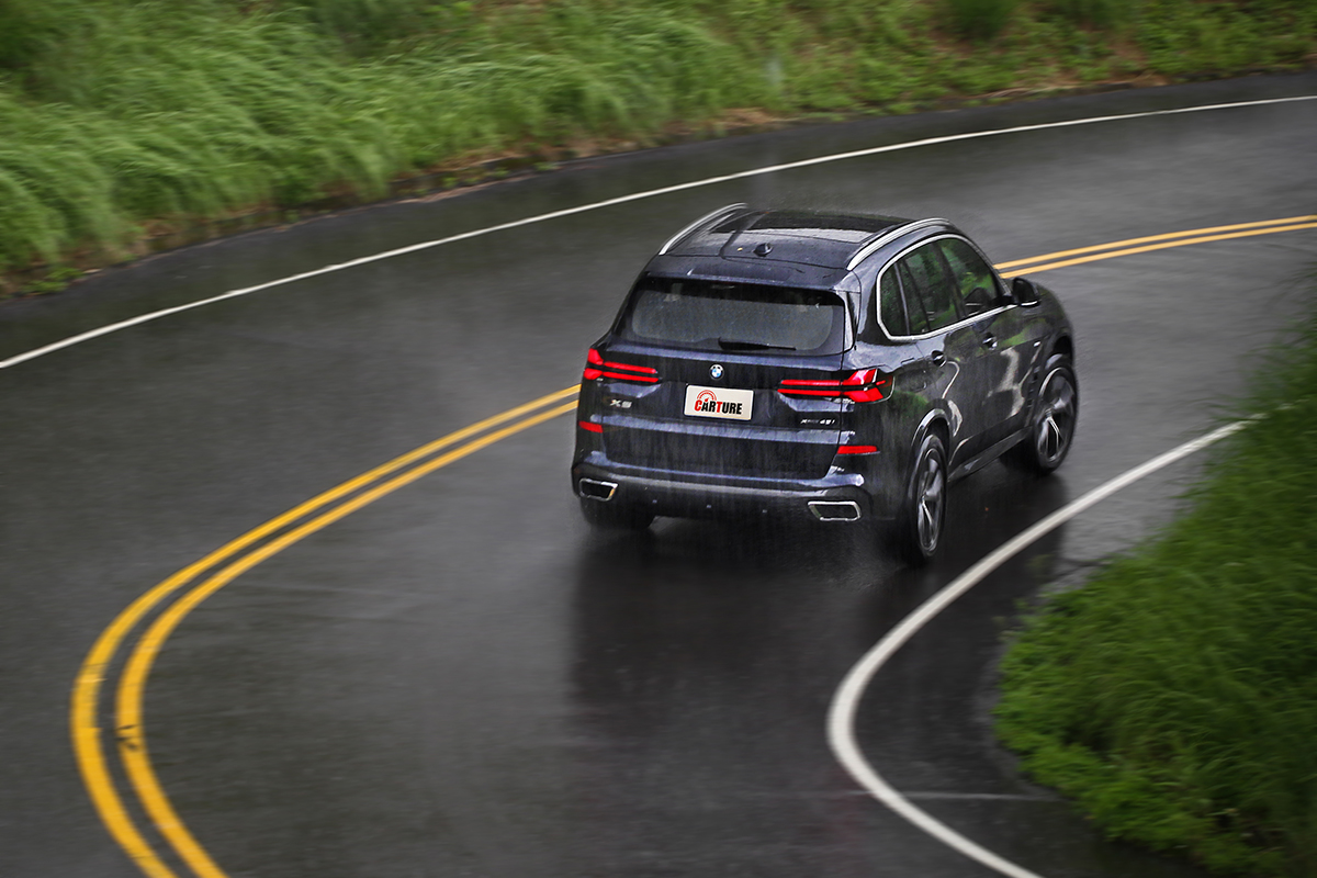 素負盛名的車體配重與底盤調校，讓X5 xDrive40i M Sport鉑金版沉穩中保有靈動的強悍。