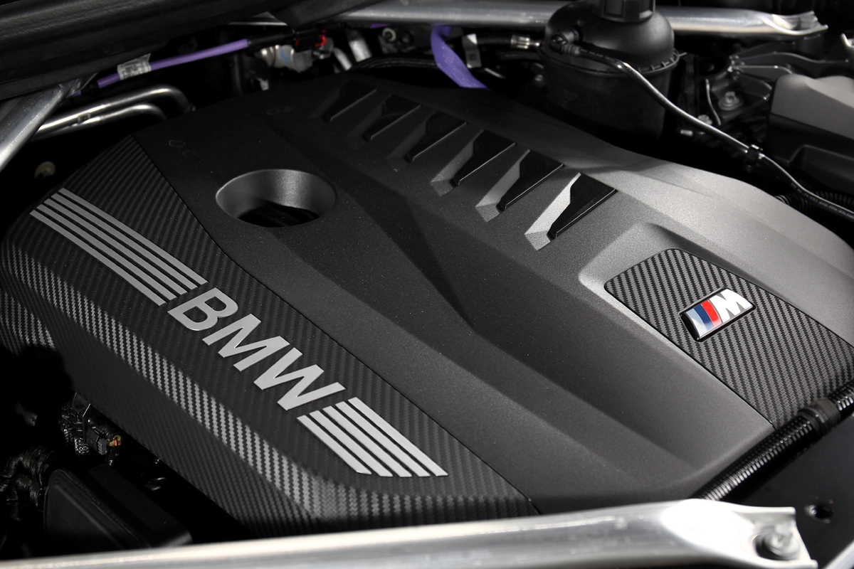 3.0L BMW TwinPower Turbo直列六缸汽油引擎結合新世代48V高效複合動力科技與Steptronic運動化八速手自排變速系統，那種甜憨悅耳的運轉聲浪著實令人難忘。