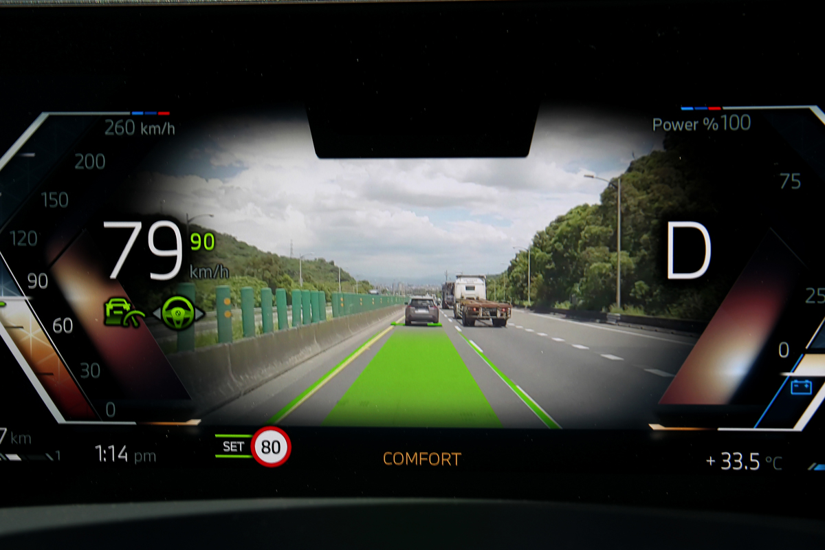 新世代BMW Personal CoPilot智慧駕駛輔助科技理所當然標配，還備有同級唯一變換車道輔助等功能。