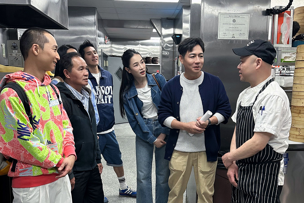【車勢星聞】《請世界吃桌》紐約時報廣場辦桌完成三對新人婚宴。（圖：三立提供） 