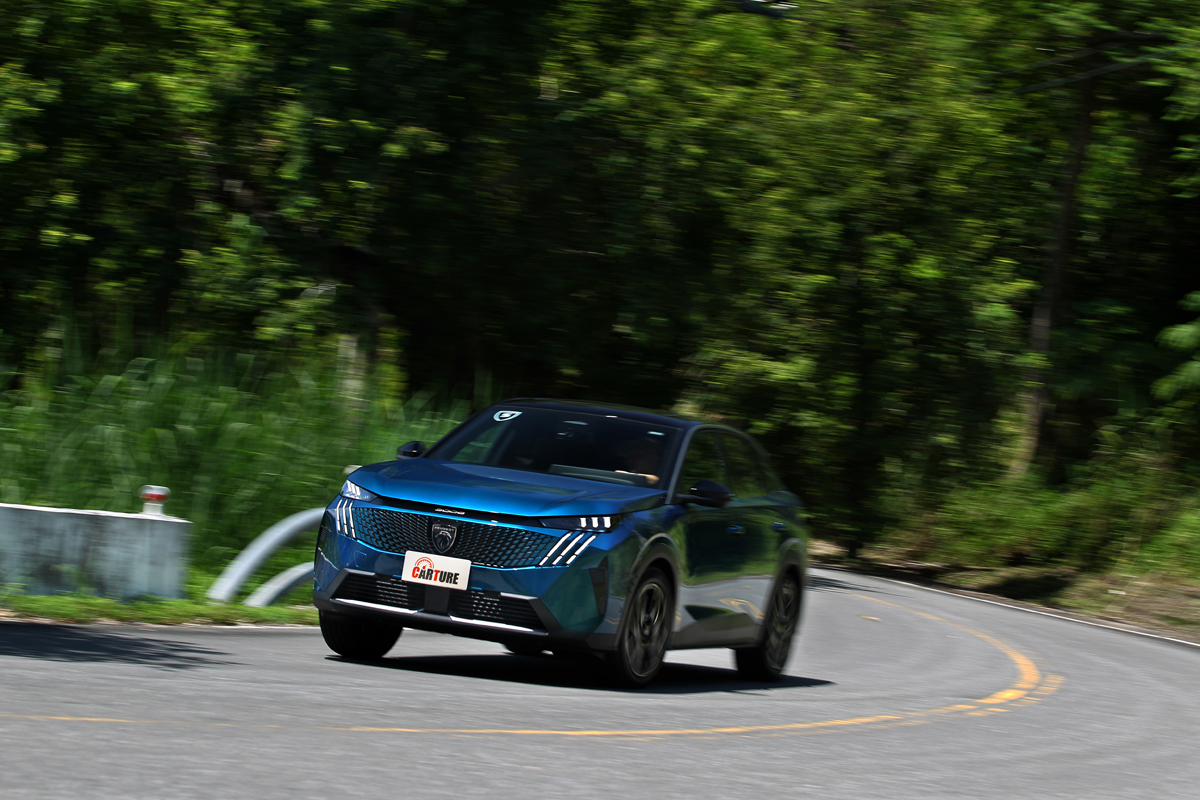 2026年P2 Hybrid有進行調整優化，系統會協調引擎、電動馬達與離合器共同管理動力輸出，進而讓整體動力輸出更加連貫。
