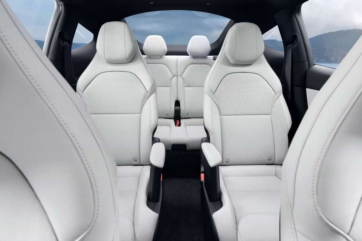 Model Y L尺碼加長至4,968mm，軸距加長150mm來到3,040mm，座位數也提供2+2+2六人座配置。