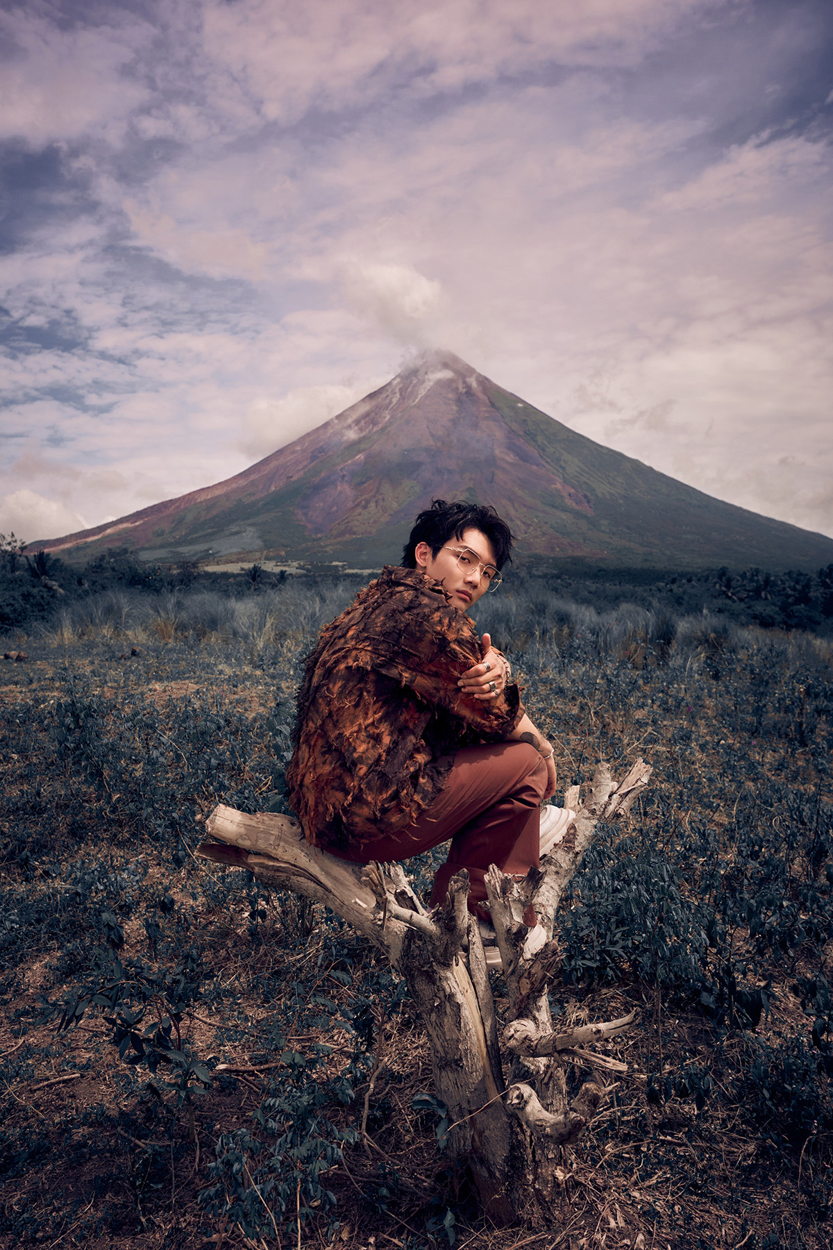 【車勢星聞】為了拍攝〈愛火山的人〉MV，徐暐翔和團隊特別前往菲律賓最為活躍的火山--馬榮火山取景。(照片提供 : 索尼音樂)