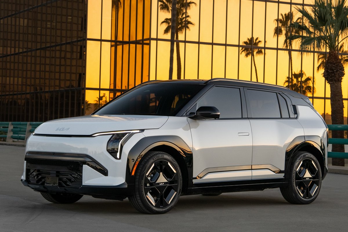 馬克魯法洛在擁有過Tesla和體驗過Kia電動車後,批評Tesla做工不好大讚Kia EV3是款好車且更有豪華感。