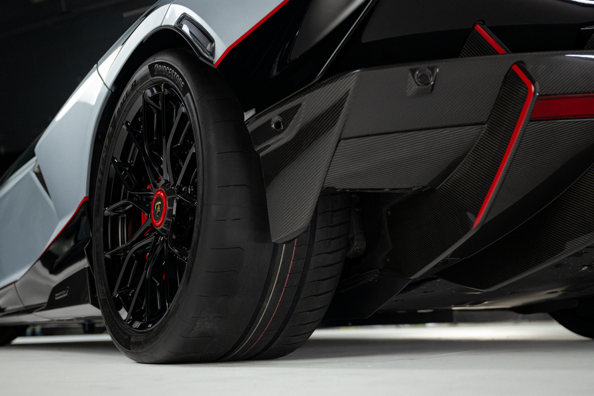 配備全新CCM-R-Plus煞車系統和3D碳纖維結構和通風系統技術。