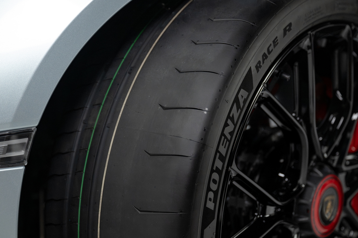 Bridgestone為Revuelto SV開發Potenza Race R輪胎。