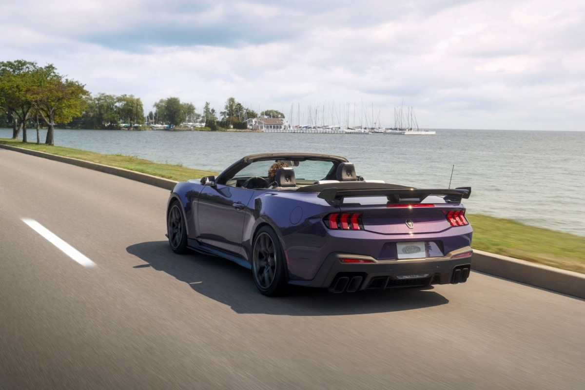 Mustang Dark Horse SC Convertible搭載5.2升V8機械增壓引擎，擁有795hp最大馬力輸出。