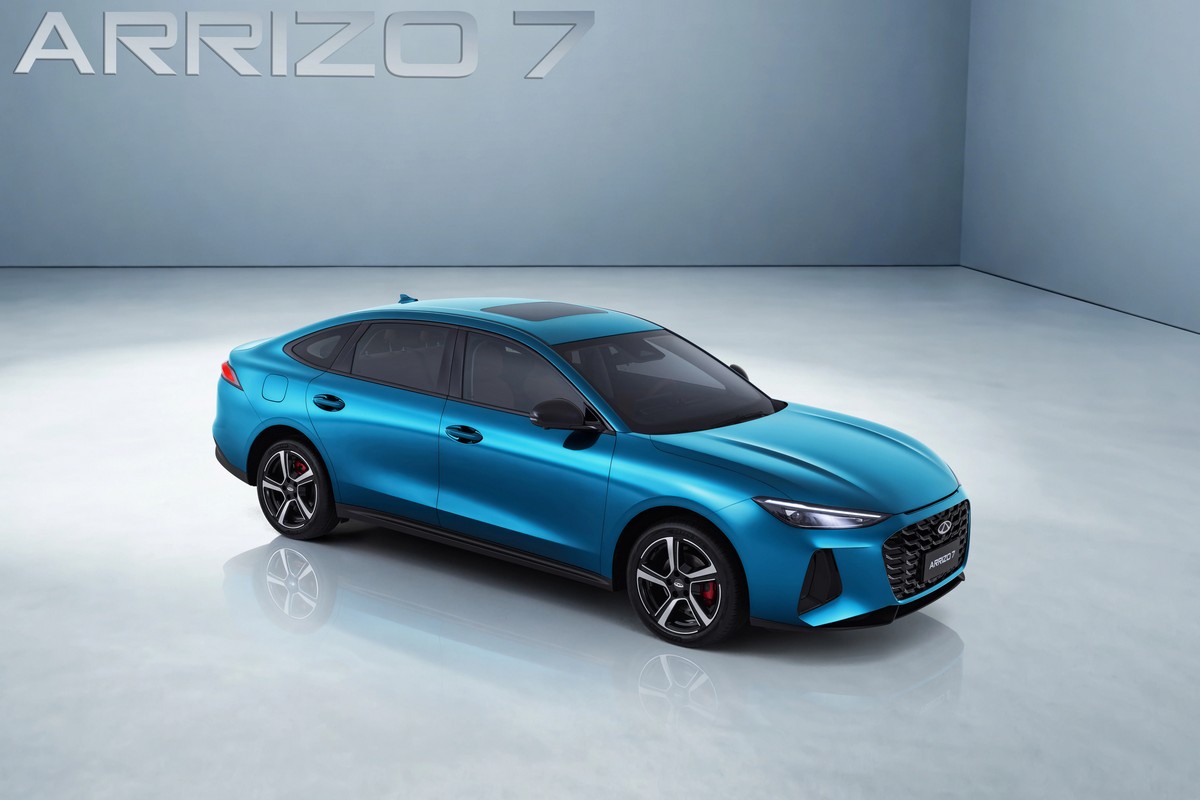 實際是奇瑞艾瑞澤Arrizo 7。