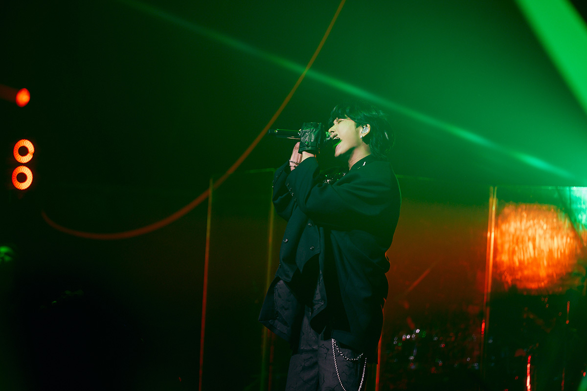 【車勢星聞】邱鋒澤釋出全場最大驚喜——搶先曝光全新單曲〈別為難 The Edge of Us〉的預告，為現場歌迷帶來第一手音樂體驗。(照片提供：原音娛樂)
