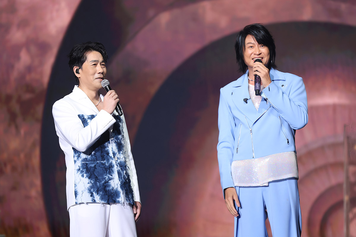 【車勢星聞】兩人你一言、我一語互虧不停，看似毫不留情，實際上每一句玩笑都藏著多年好友間才有的熟悉與默契，也讓這場難得的舞台相聚更顯珍貴。(照片提供：寬宏藝術)