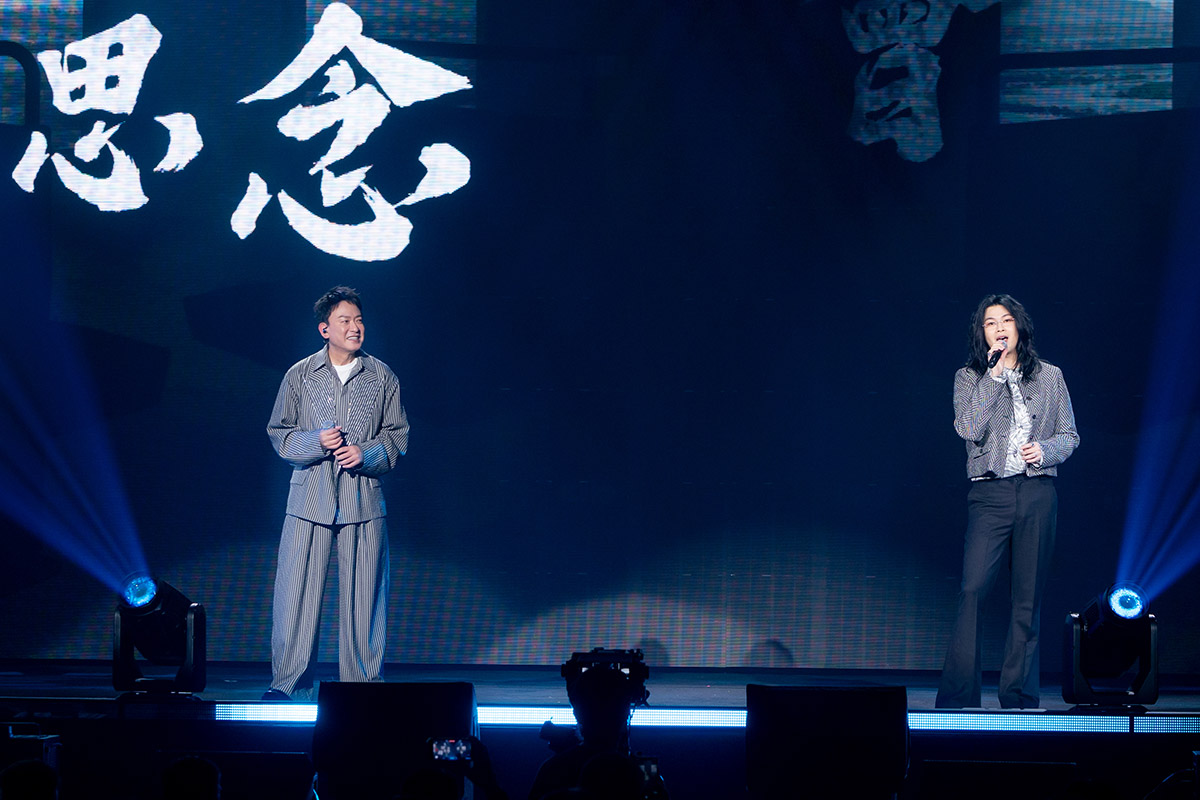 【車勢星聞】在全場觀眾不斷的安可聲下，王識賢帶著特別嘉賓麋先生聖皓登上舞台，身為高雄在地人的聖皓挑選最具「港都」高雄在地代表性的台語金曲〈港都夜雨〉改編成搖滾版本，與王識賢一起演唱，特別送給南部的粉絲。（照片：曼尼娛樂提供）)