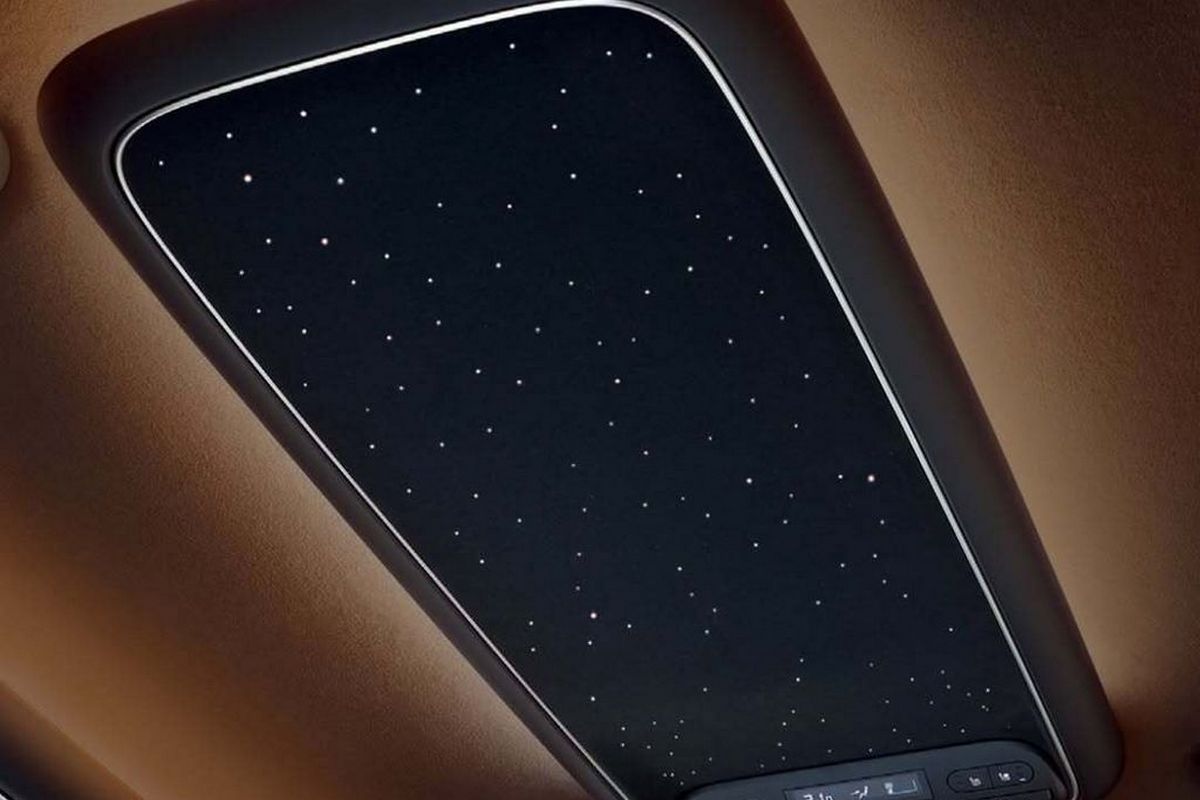車式車頂配備星空景色。