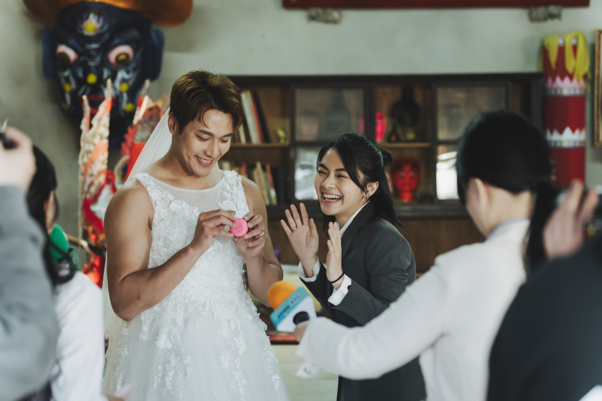 【車勢星聞】《阿松與阿暖》張睿家穿新娘婚紗向柏妍樺求婚，畫面浪漫又爆笑。（圖：民視提供）