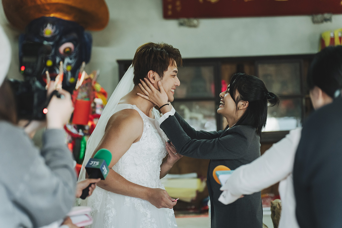 【車勢星聞】《阿松與阿暖》張睿家穿新娘婚紗向柏妍樺求婚，畫面浪漫又爆笑。（圖：民視提供）