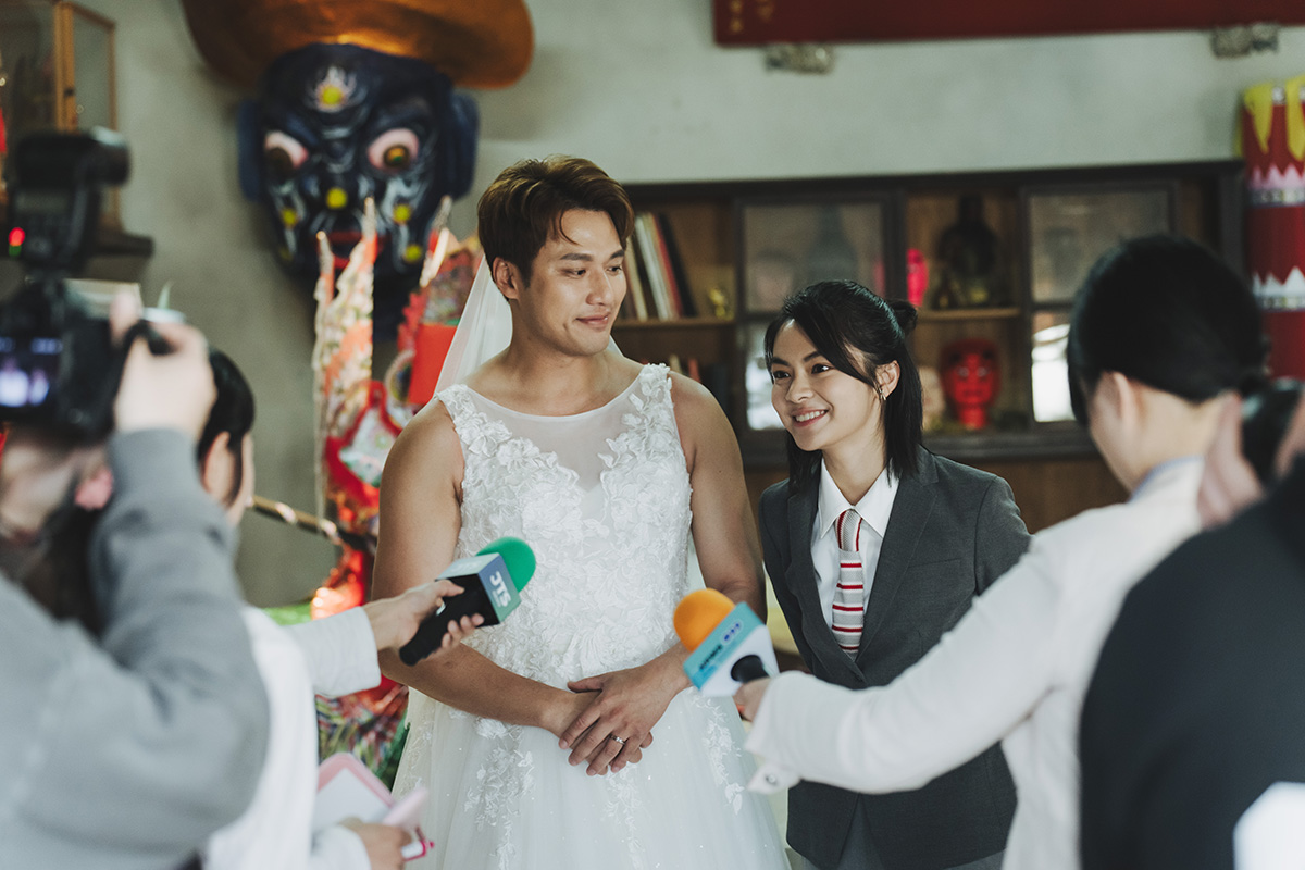 【車勢星聞】《阿松與阿暖》張睿家穿新娘婚紗向柏妍樺求婚，畫面浪漫又爆笑。（圖：民視提供）