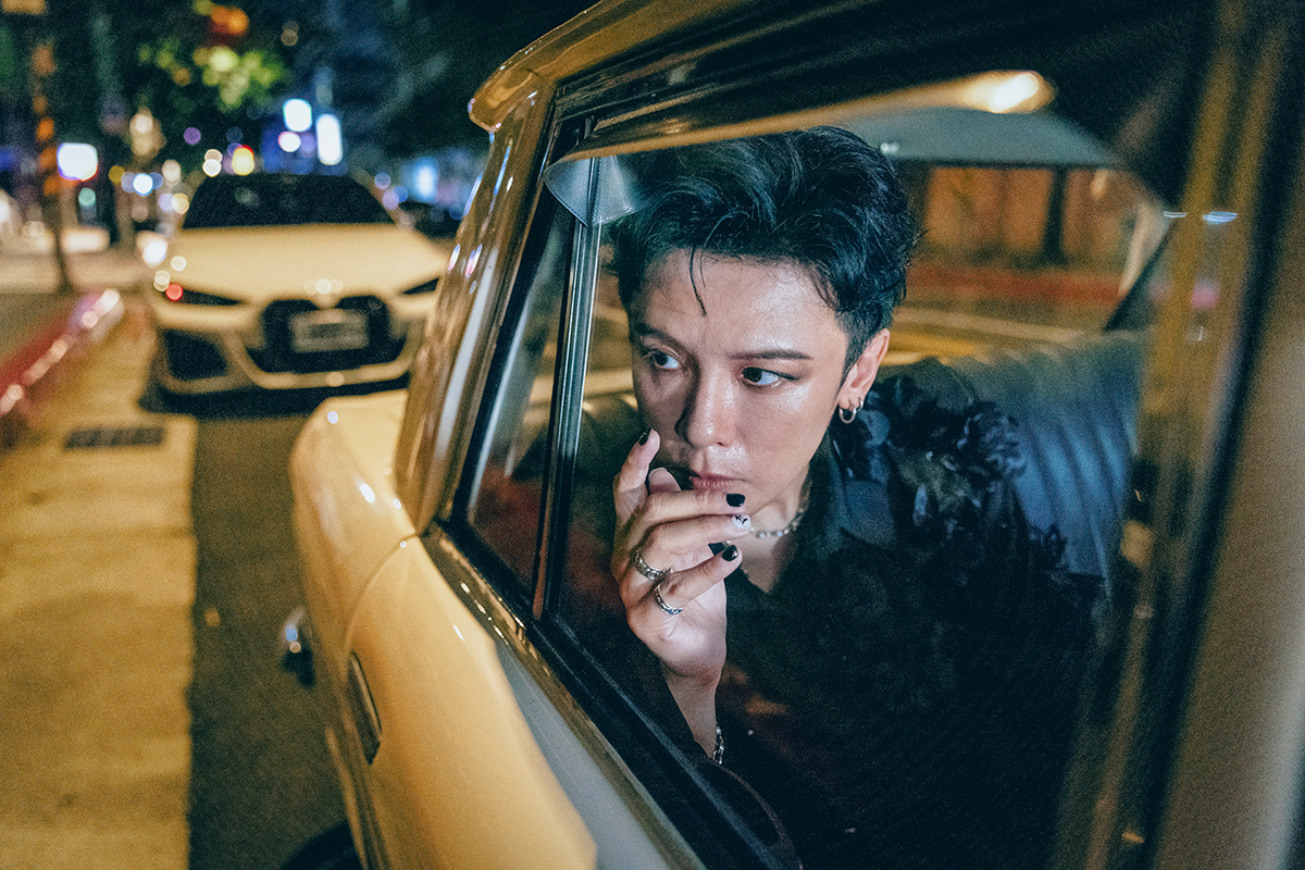 【車勢星聞】金志遙回歸歌手身分推出單曲《你身邊的人不是我》。（圖：心動娛樂提供） *戲劇效果請勿模仿，搭乘交通工具務必繫上安全帶。
