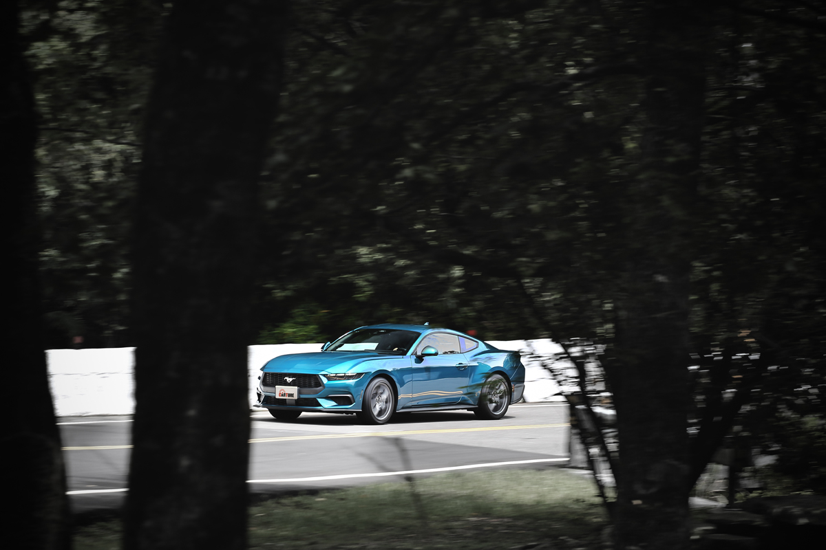 Mustang EcoBoost Premium 2.3升渦輪引擎雖沒V8磅礡氣勢，但305ps/48.4kgm其實也帶來強勁推力。