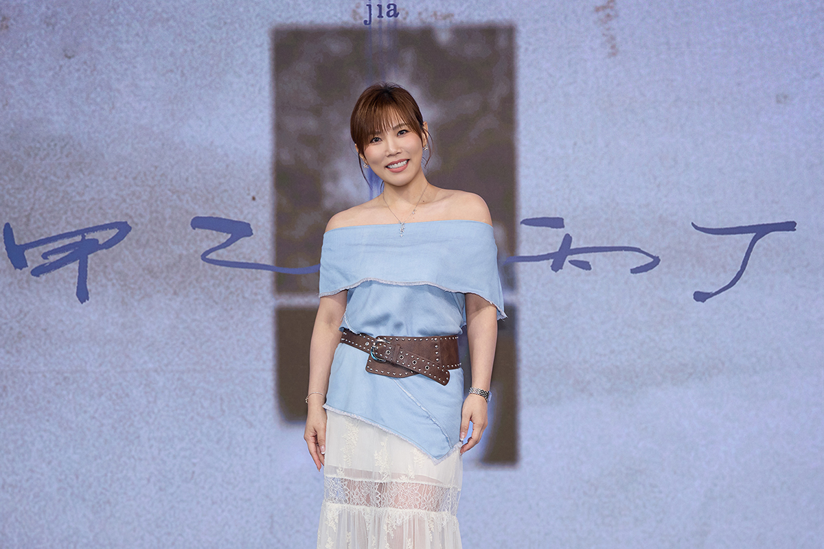 【車勢星聞】李佳薇〈甲乙丙丁〉錄音刻意關燈，唱到備感孤獨又心酸。（圖：索尼音樂提供） 