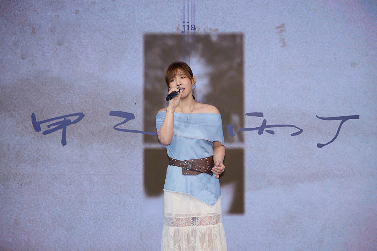 【車勢星聞】李佳薇〈甲乙丙丁〉錄音刻意關燈，唱到備感孤獨又心酸。（圖：索尼音樂提供） 